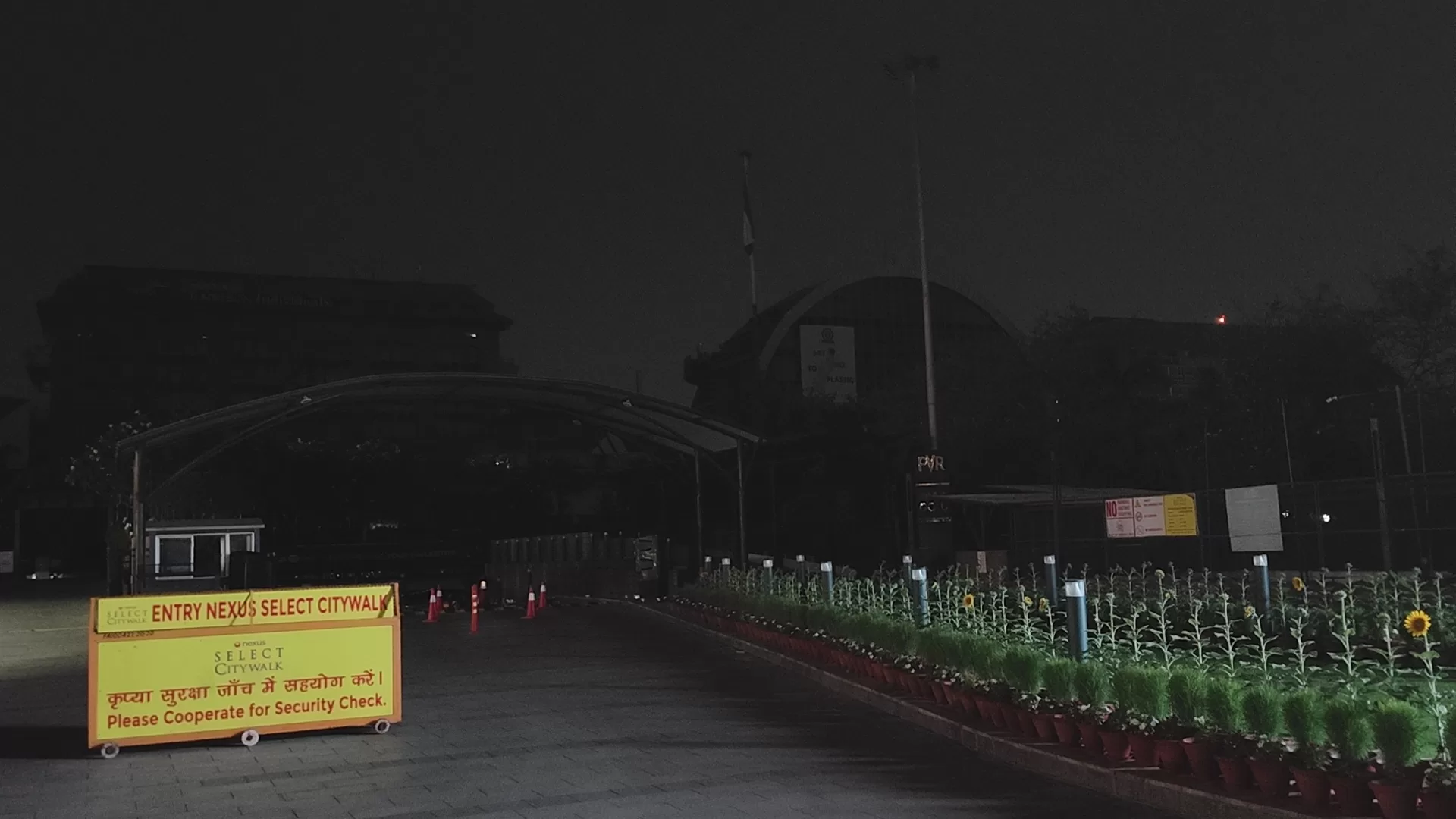 साकेत मॉल में कंप्लीट ब्लैकआउट