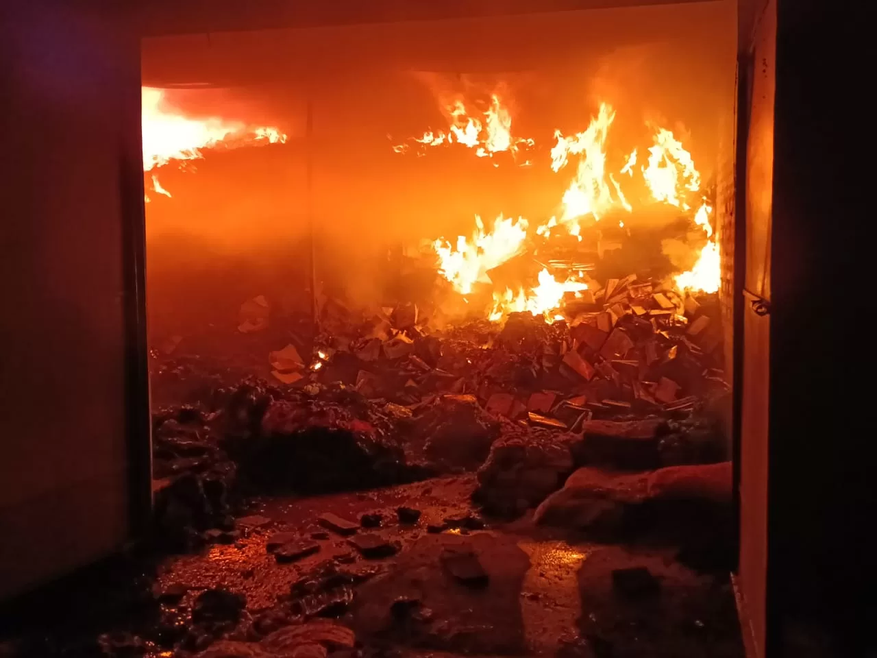 fire broke out in puja material shop in Jamshedpur