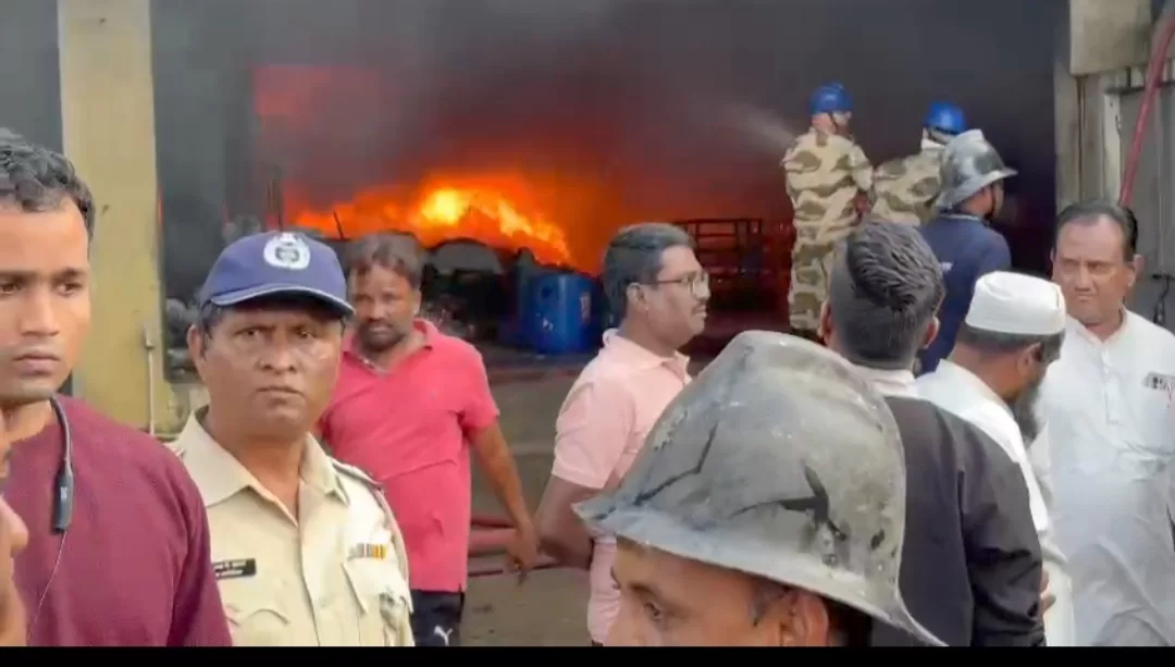 महाराष्ट्र के सोलापुर में फैक्ट्री में लगी भीषण आग