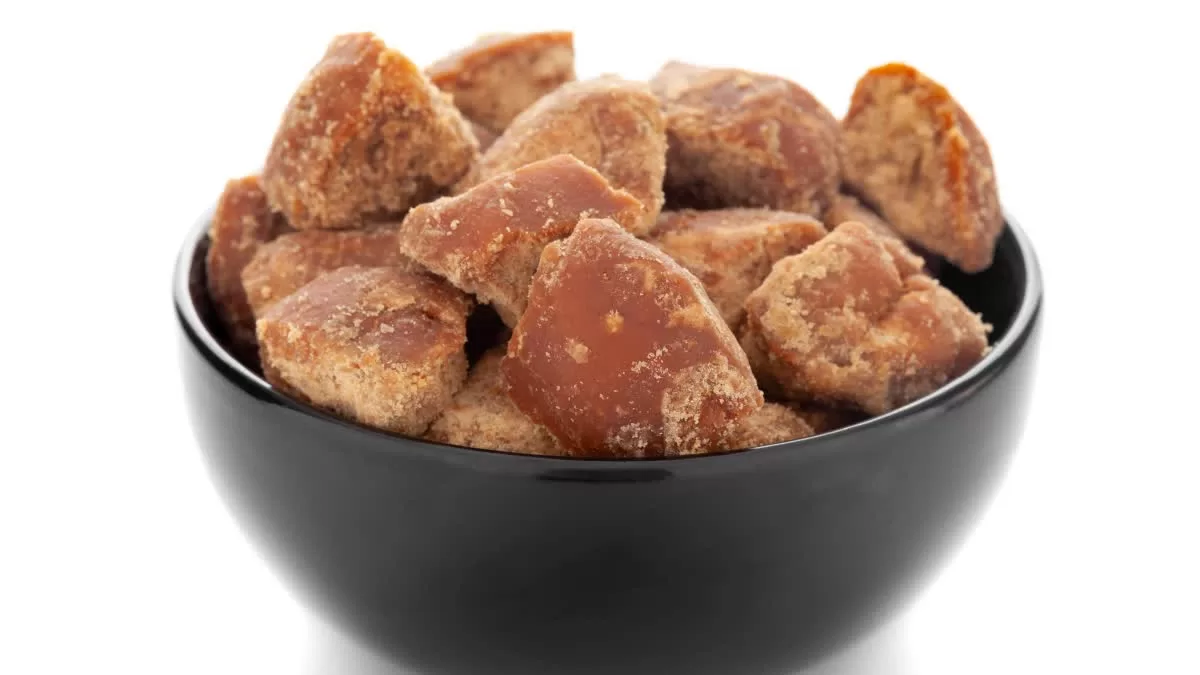 Eating jaggery and roasted gram together gives amazing benefits