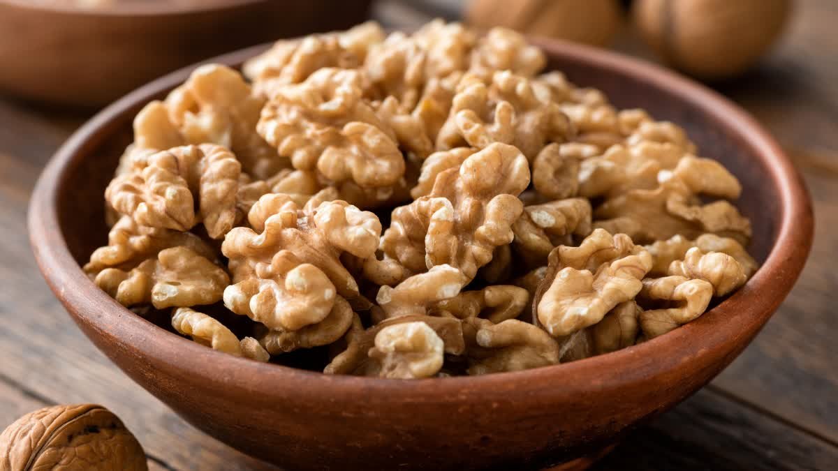 Soaked walnuts are very beneficial in many diseases ranging from blood sugar to heart attack