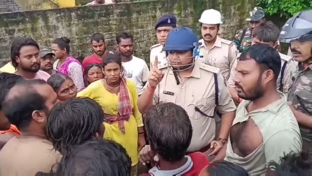 VIOLENT CLASH BETWEEN TWO GROUPS