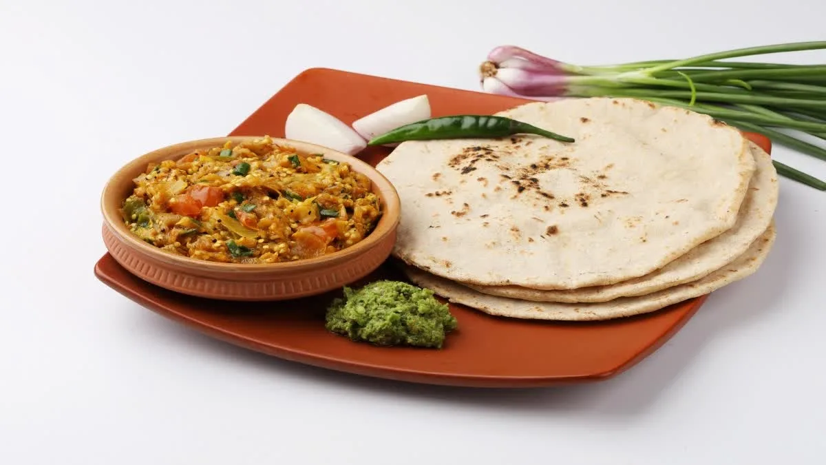 Which roti is better for weight loss, jowar or ragi? Learn about the health benefits of eating them.