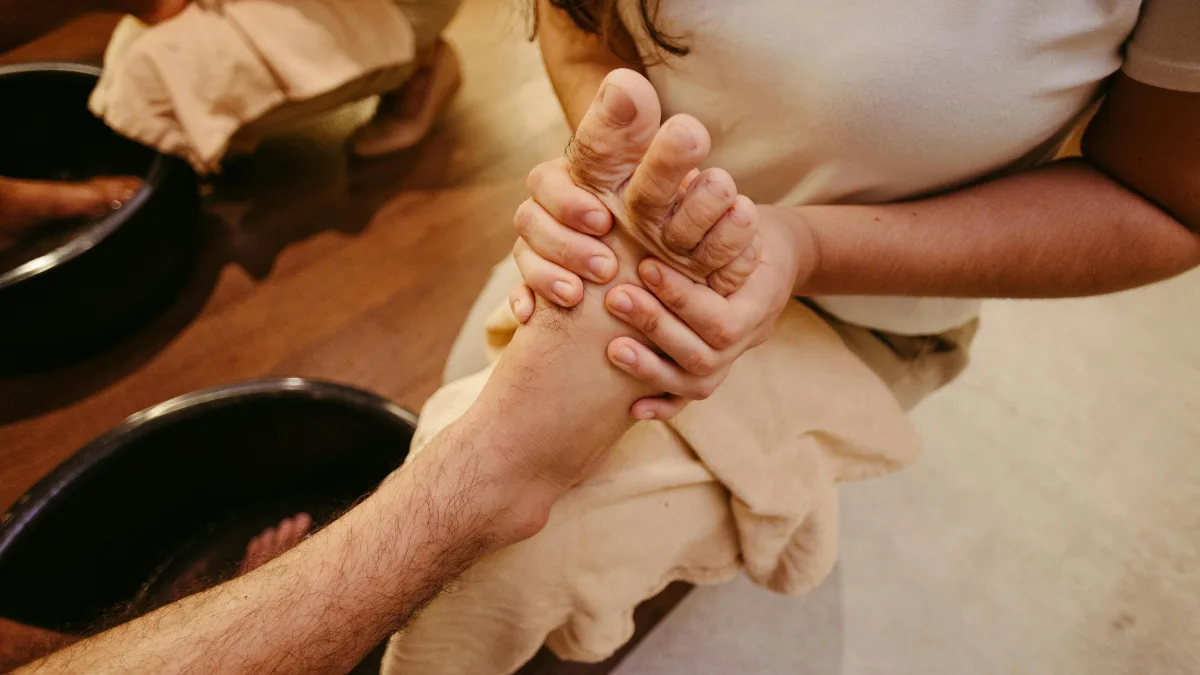 Which ailments can be cured by soaking your feet in warm salt water? Learn from an expert.