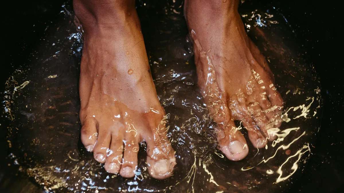 Which ailments can be cured by soaking your feet in warm salt water? Learn from an expert.