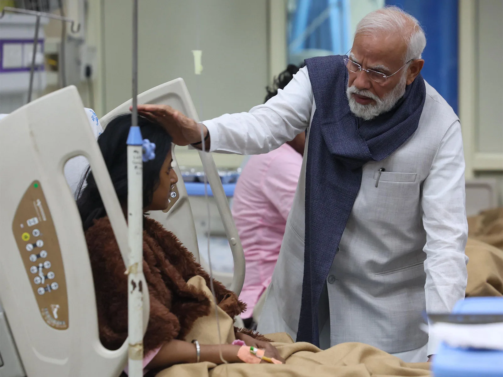 पीएम मोदी ने LNJP अस्पताल में घायलों के स्वास्थ्य की जानकारी ली