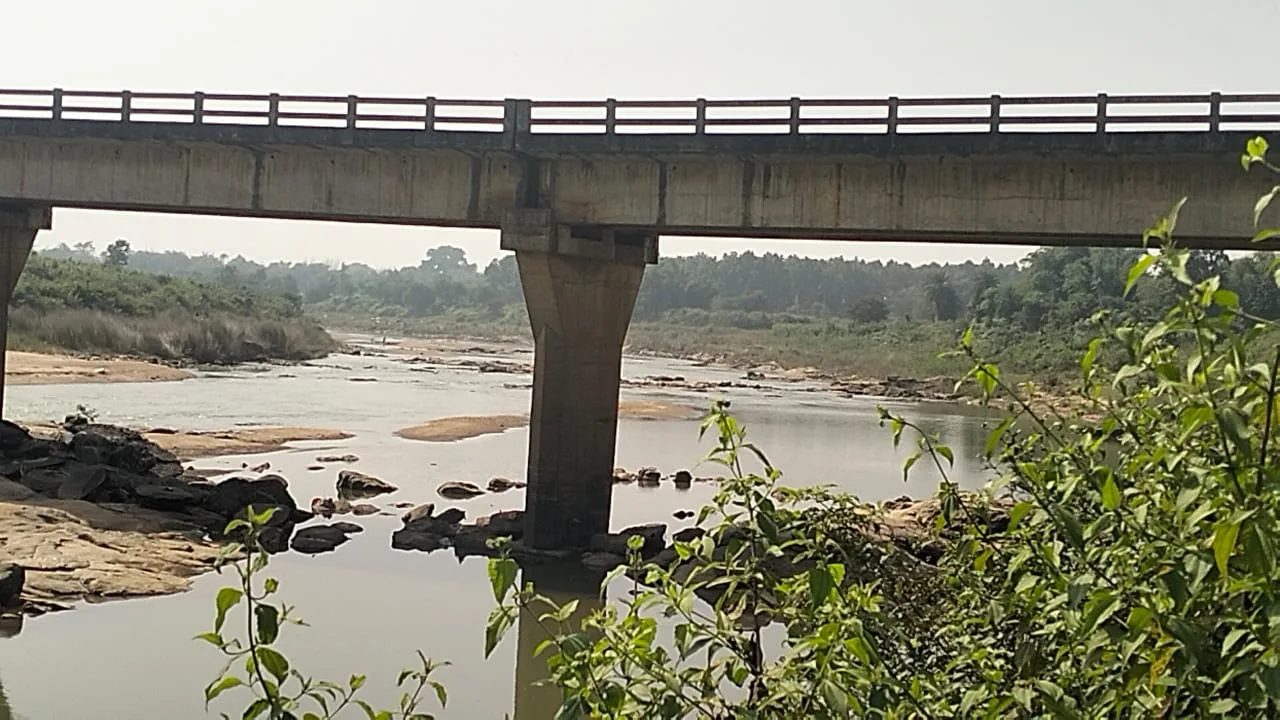 Sand smugglers damaged bridge pillars