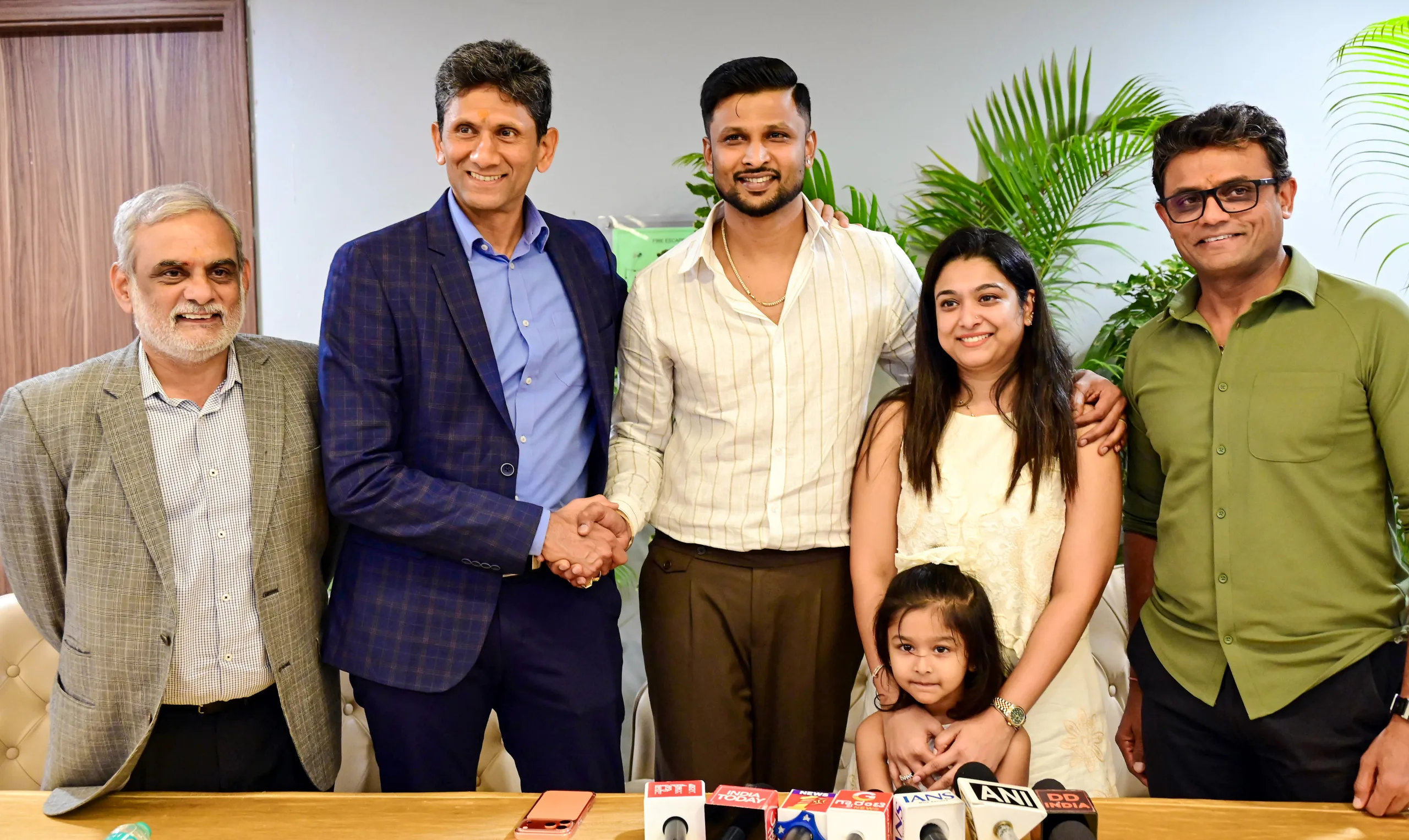 कृष्णप्पा गौतम KSCA अध्यक्ष वेंकटेश प्रसाद के साथ