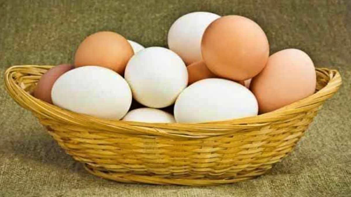 At what age and in what way should eggs be given to children?