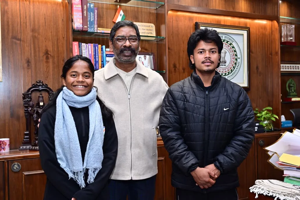 international footballer Anushka Kumari met with CM Hemant Soren in Ranchi