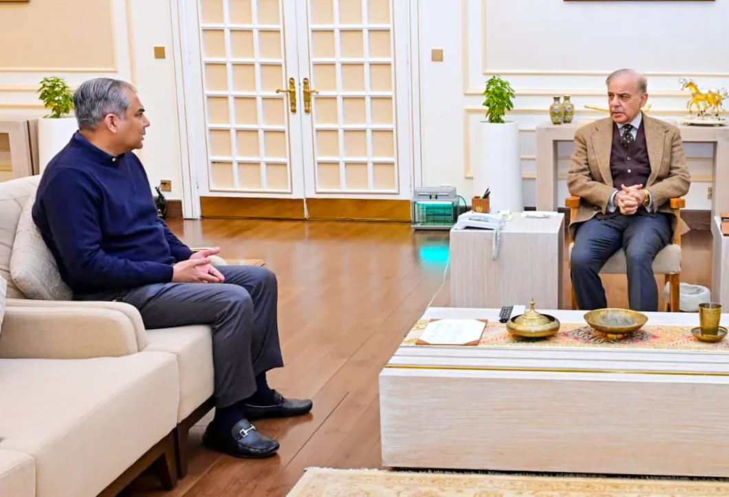 मोहसिन नकवी अपने प्रधानमंत्री शहबाज शरीफ के साथ