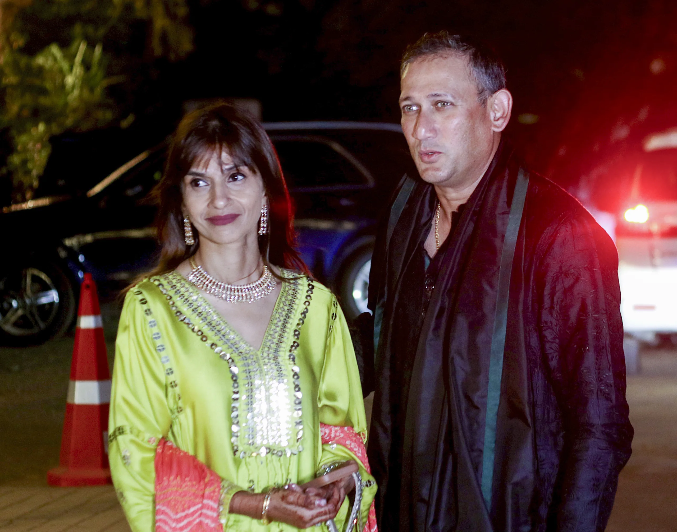 अजीत अगरकर अपनी पत्नी के साथ