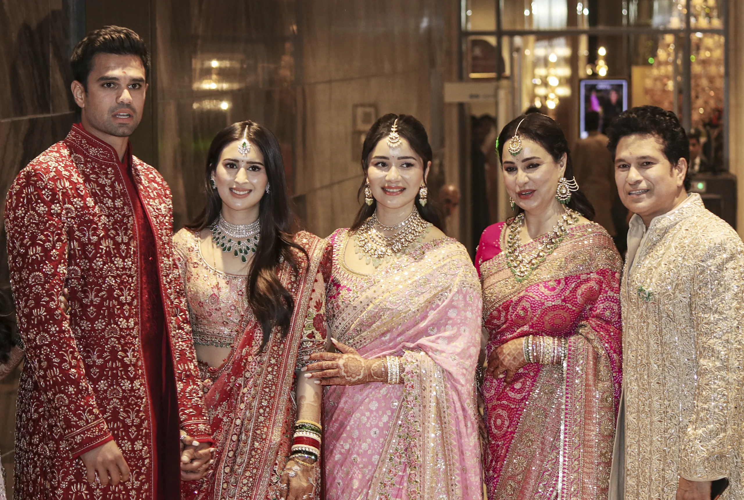 अर्जुन तेंदुलकर अपने परिवार के साथ