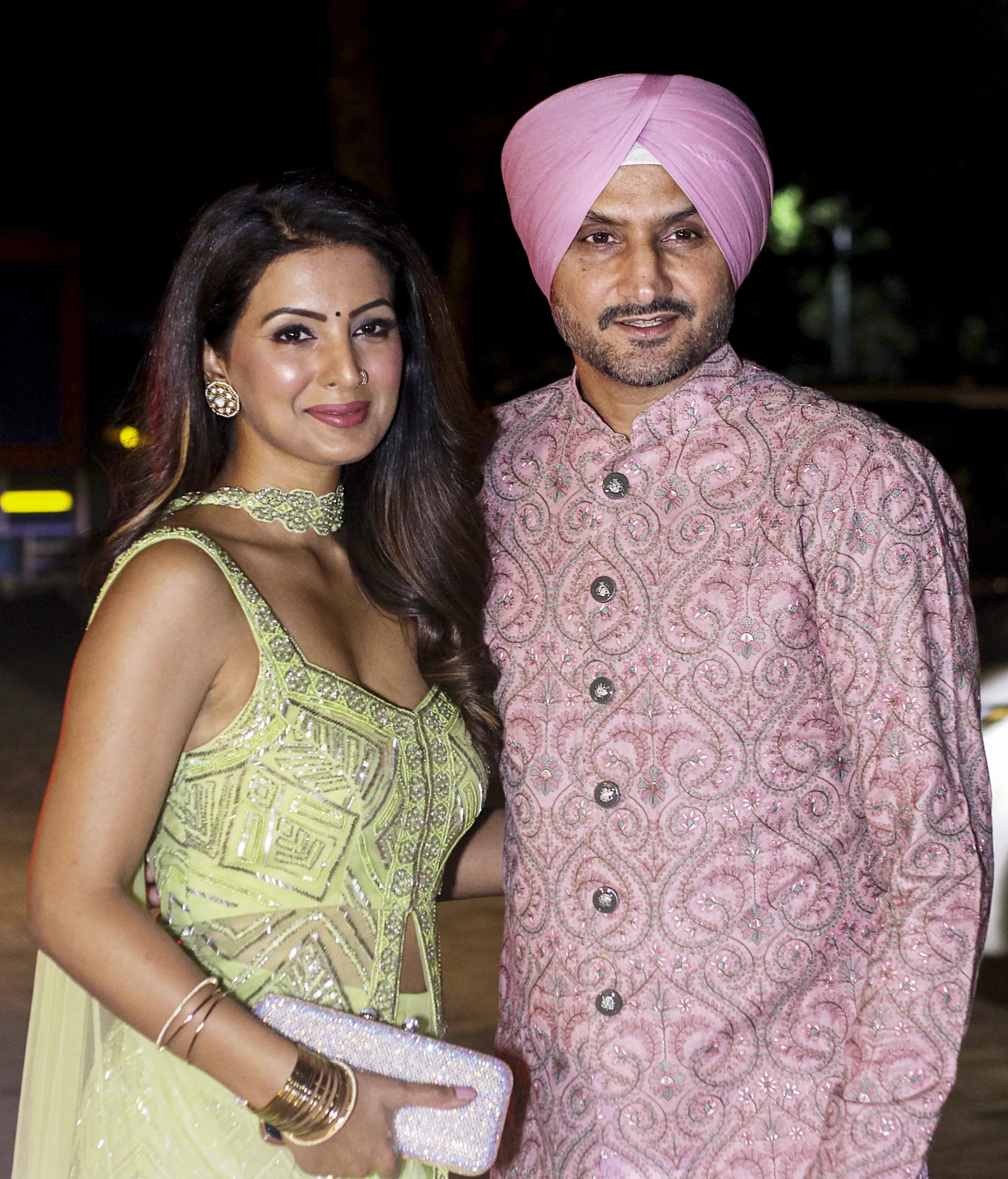 हरभजन सिंह अपनी पत्नी के साथ