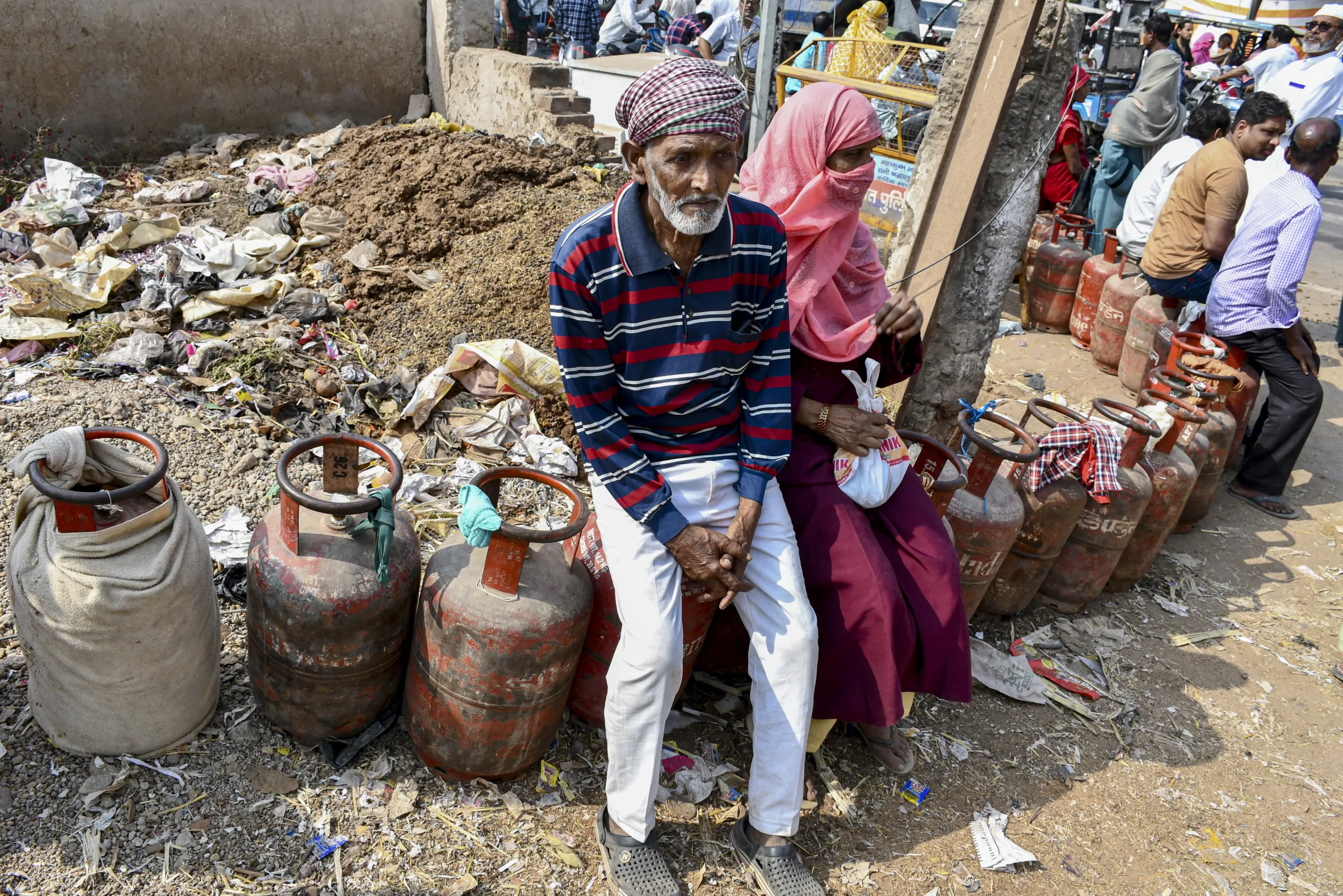 सोमवार, 16 मार्च, 2026 को प्रयागराज में एक गैस एजेंसी के पास लाइन में इंतजार करते हुए ग्राहक