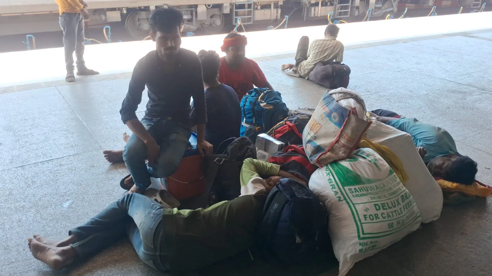 passengers troubled by increased crowd in trains and buses due to Holi In Jharkhand