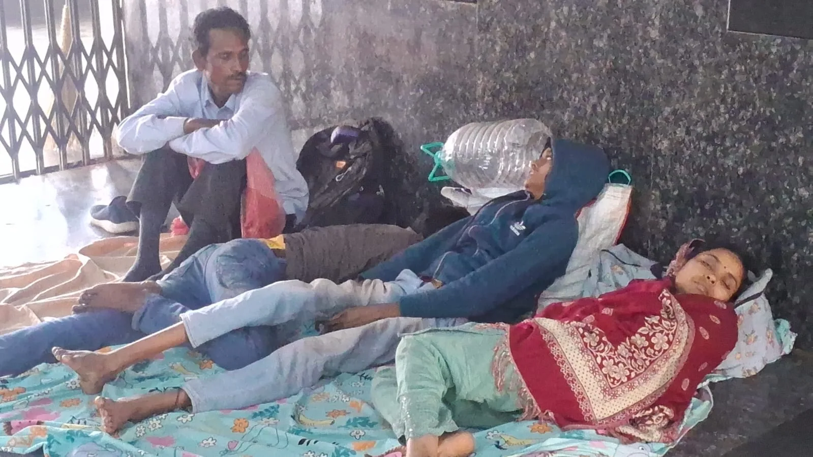 passengers troubled by increased crowd in trains and buses due to Holi In Jharkhand