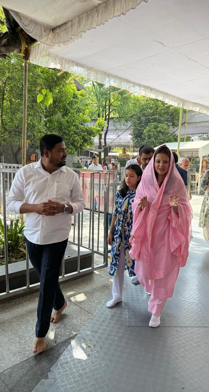 धोनी की पत्नी और बेटी साईं बाबा के दरबार में