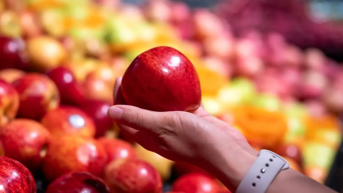 Why do apples turn brown after being cut? Learn the facts behind this phenomenon.