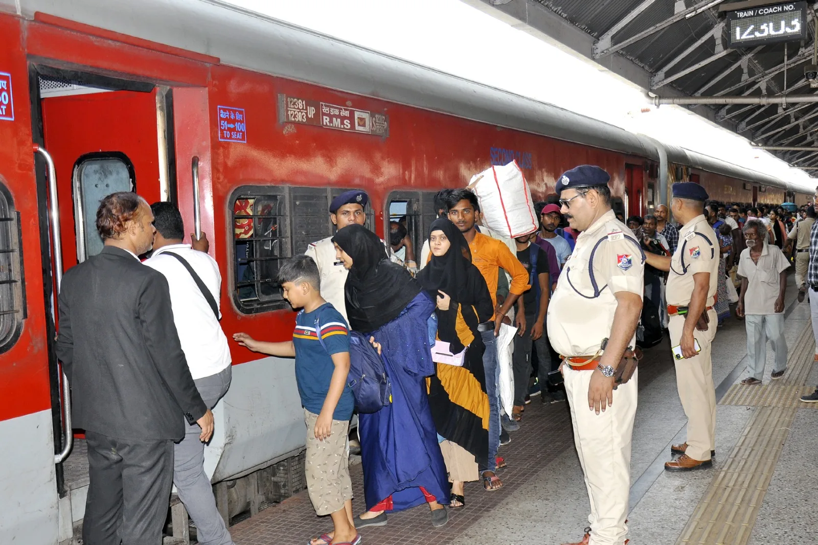 RAIL PASSENGERS RELIEF FROM HEAT