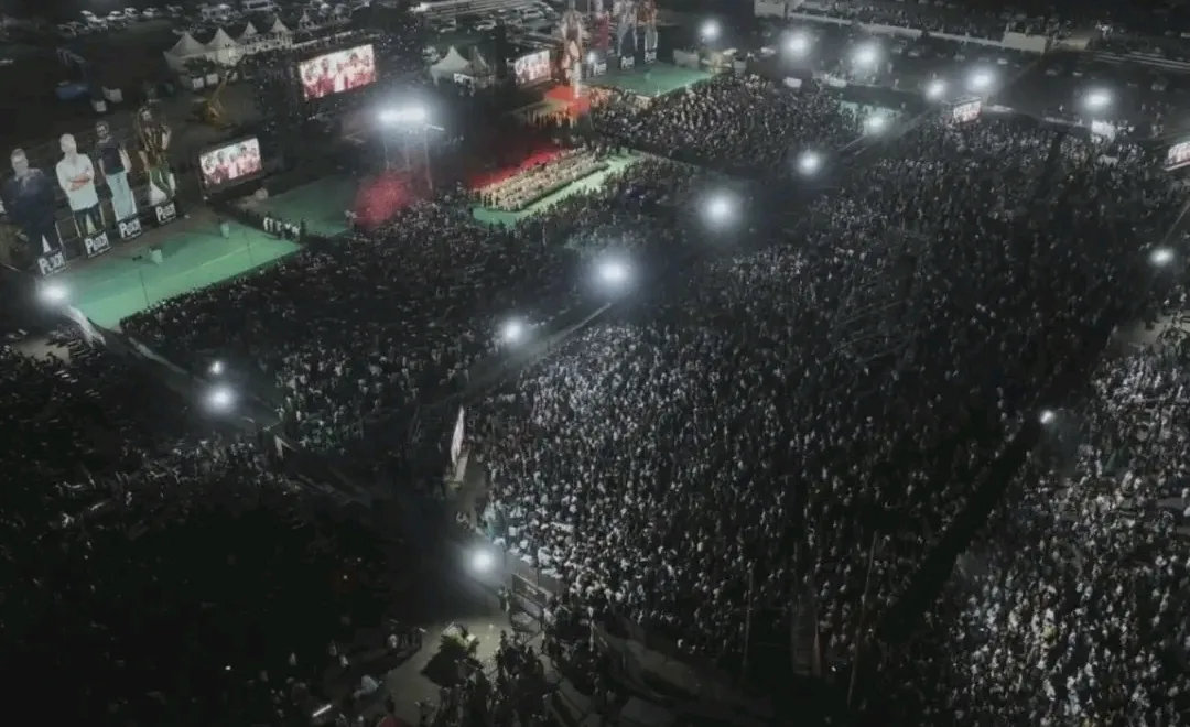 Bhopal fans gathering peddi film