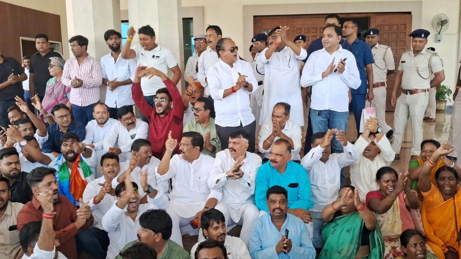 congress-protest-on-demanding-cancellation-of-parimal-nathwani-nomination