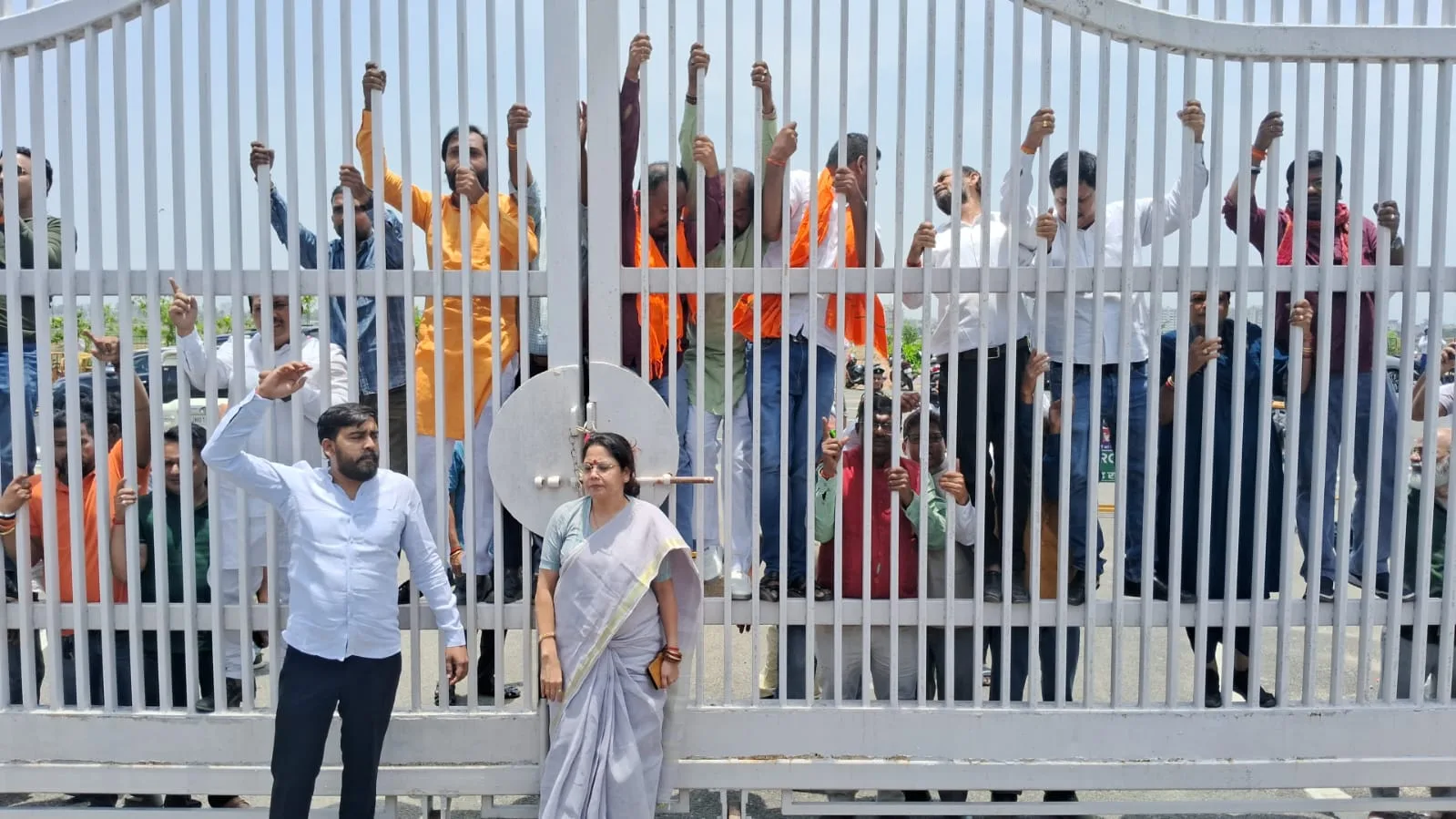 congress-protest-on-demanding-cancellation-of-parimal-nathwani-nomination